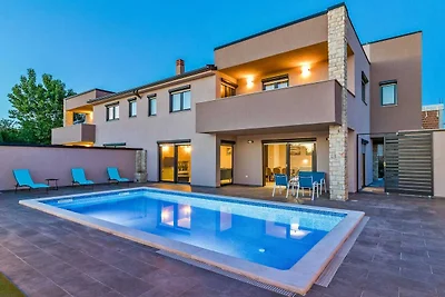 Entspannende Villa in Pula mit privatem Pool
