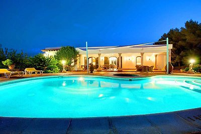 Confortable demeure avec piscine à Santa Eulà...