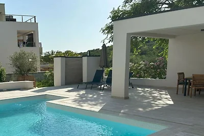 Dom wakacyjny w Murterze z basenem