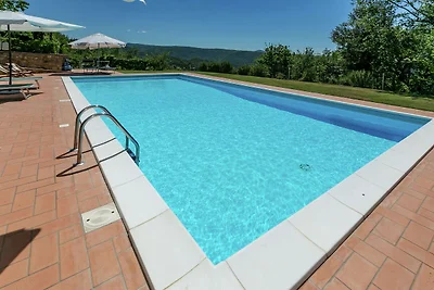 Spazioso agriturismo con piscina a Ficulle