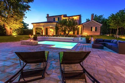 Luxuriöse Villa in Banki mit Swimmingpool