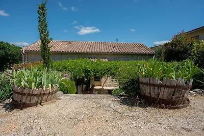 Cottage attorno alla piscina in una villetta