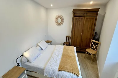 Moderne Schutzhütte am Dorfrand