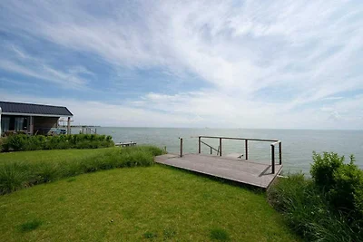 Modern chalet direct gelegen aan het...