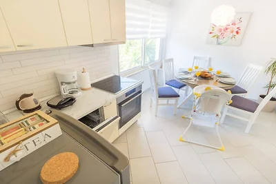 Four Bedroom Holiday Home with Sea View