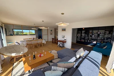 Moderne woning aan de kust met schilderachtig...