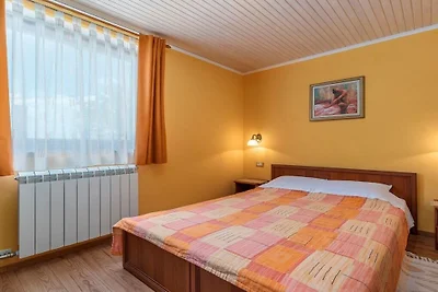 Vakantiehuis in Tinjan met zwembad