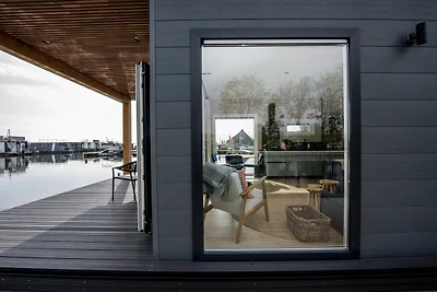 Modernes Hausboot mit Blick auf den See