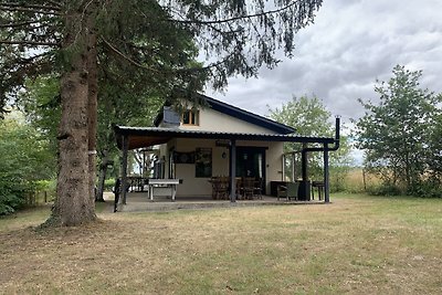 Modernes Ferienhaus am Waldrand in Burgund