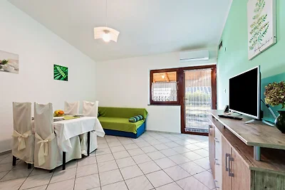 Schöne Ferienwohnung in Jasenice in Meernähe