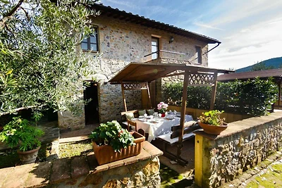 Bellissima villa in pietra sulle colline