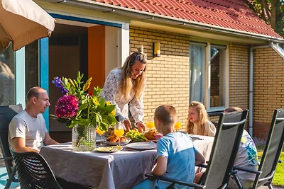 Villa in Friesland mit Garten am Wasser