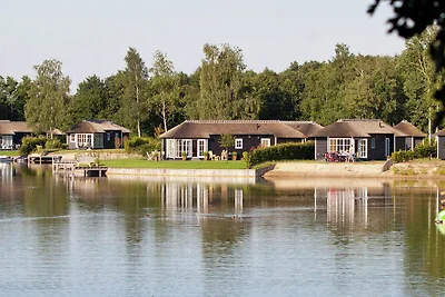 Reetgedeckte Lodge mit Kombi-Mikrowelle in ei...