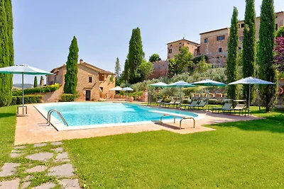 Abgelegenes Bauernhaus in Montalcino mit Pool
