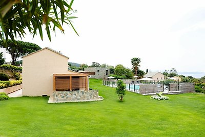 Acogedora villa con piscina compartida en Cap...