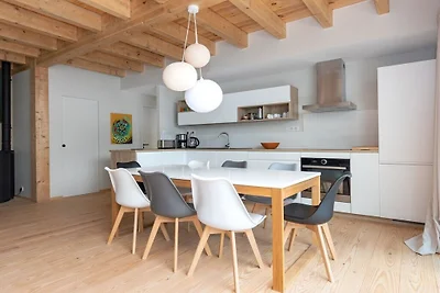 Een houten huis met bioklimaat op het...
