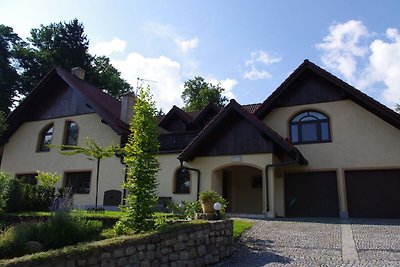 Geräumiges Ferienhaus in Przesieka, in Waldnä...