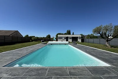Komfort am Pool in der Nähe von Le Mans