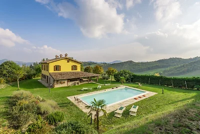 Elegante villa con piscina a Piandimeleto