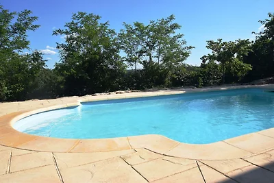 Spaziosa villa con piscina a Joyeuse