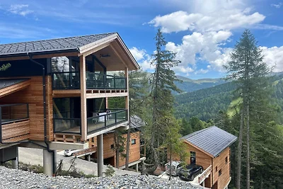 Chalet con vasca idromassaggio sul balcone