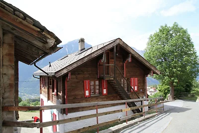 Boutique-Ferienwohnung im Wallis mit Balkon