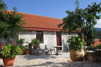 Einladendes Ferienhaus in Leonidiomit Garten
