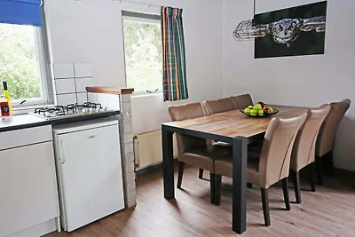 Freistehender Bungalow mit dekorativem Kamin,...
