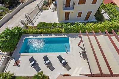 Luxuriöse Villa in Splitska mit Schwimmbad