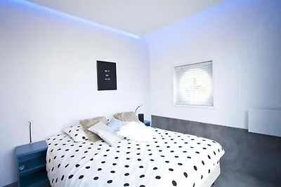 Zeitgenössisches Waterfront Chalet für 4...