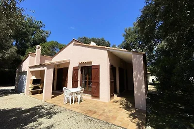 Villa mit Garten und Terrasse