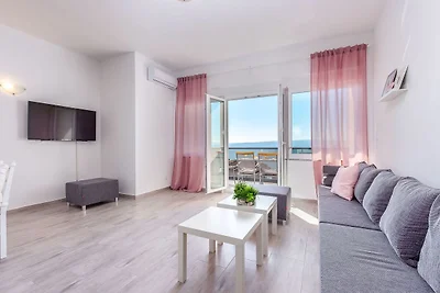 Villa in Dramalj mit Meeresstrand