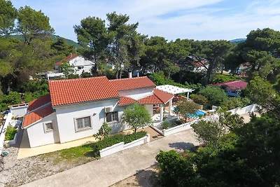 Geräumiges Ferienhaus in Molat mit Pool