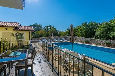 Apartamento vacacional en Labin con piscina.