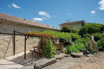 Cottage attorno alla piscina in una villetta