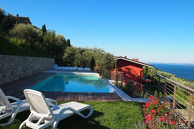 Residence sul lago di Garda con piscina e gia...