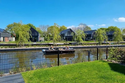 Villa am Wasser mit Anlegesteg