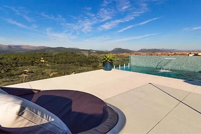 Modernes Ferienhaus in Buger mit Pool