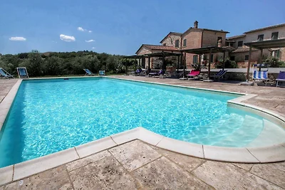 Traditioneller Bauernhof in Asciano mit Pool