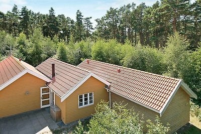 Hübsches Cottage mit Sauna in Aakirkeby