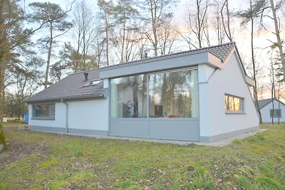 Bungalow mit Blick auf einen schönen Teich