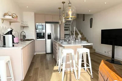 Leben in Pink Meerblick mit Terrassenstrand