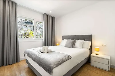 Chic 3-Bed Apartment ALCAZABA LAGOON (2107)