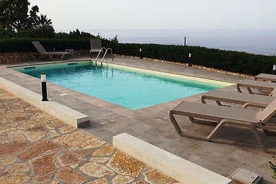 Villa mit Pool und Panorama