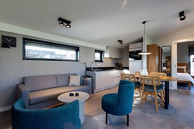 Luxe Docklodge aan het water met tuinkamer