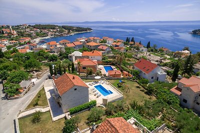 Villa moderna con piscina privata a Sumartin