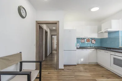 Ferienhaus in Nova Vas mit Schwimmbecken