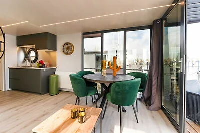 Casa galleggiante nel porto turistico
