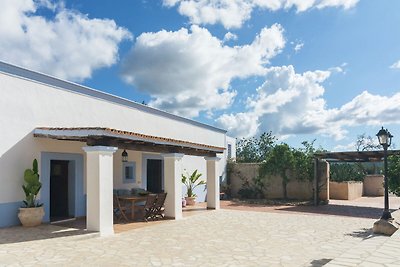 Tranquila villa en Ibiza con piscina privada