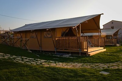 Tenda piacevole con piscina